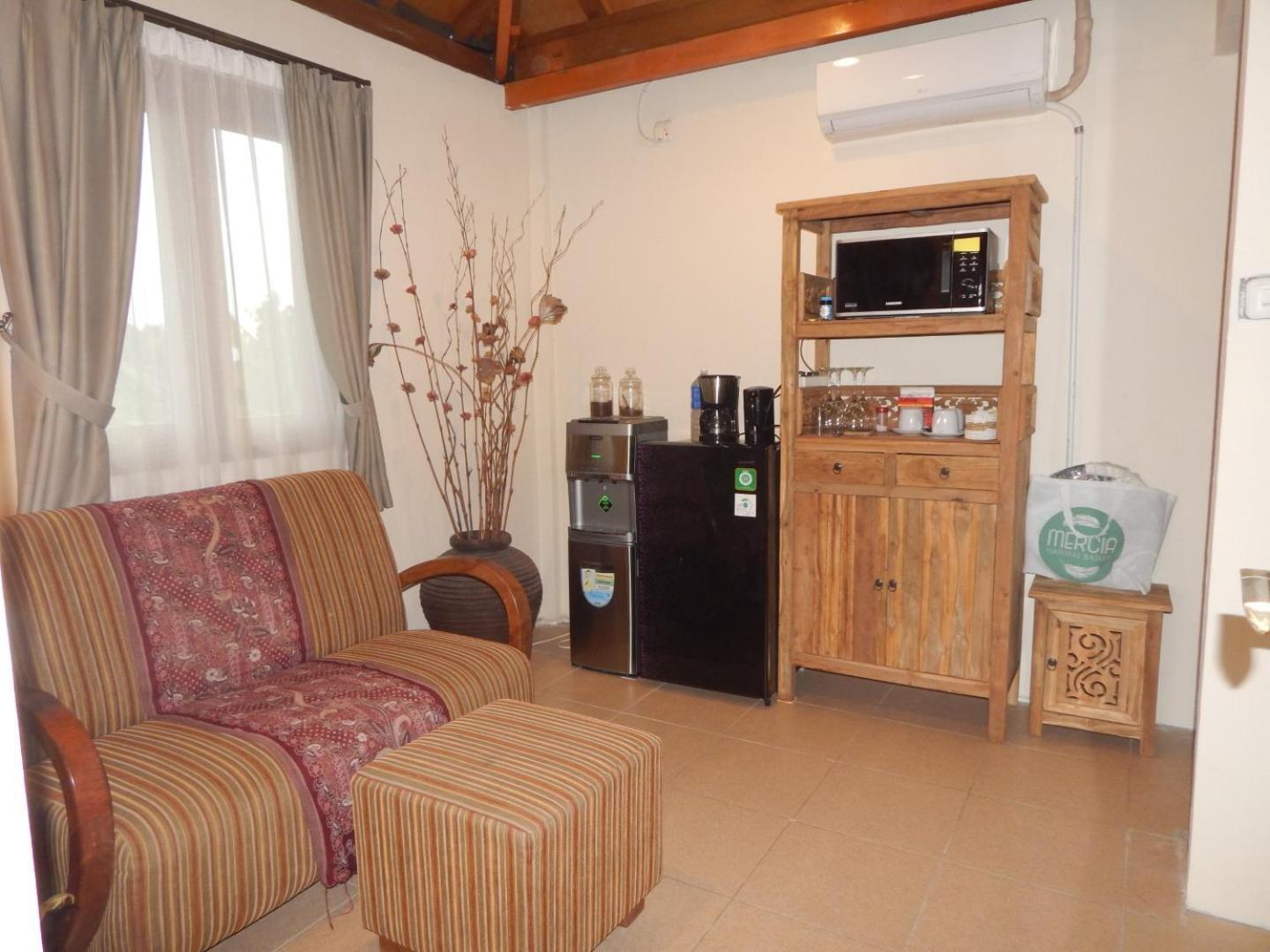 Alamanda Family Villas, Pool & Local Tours Джокьякарта Экстерьер фото