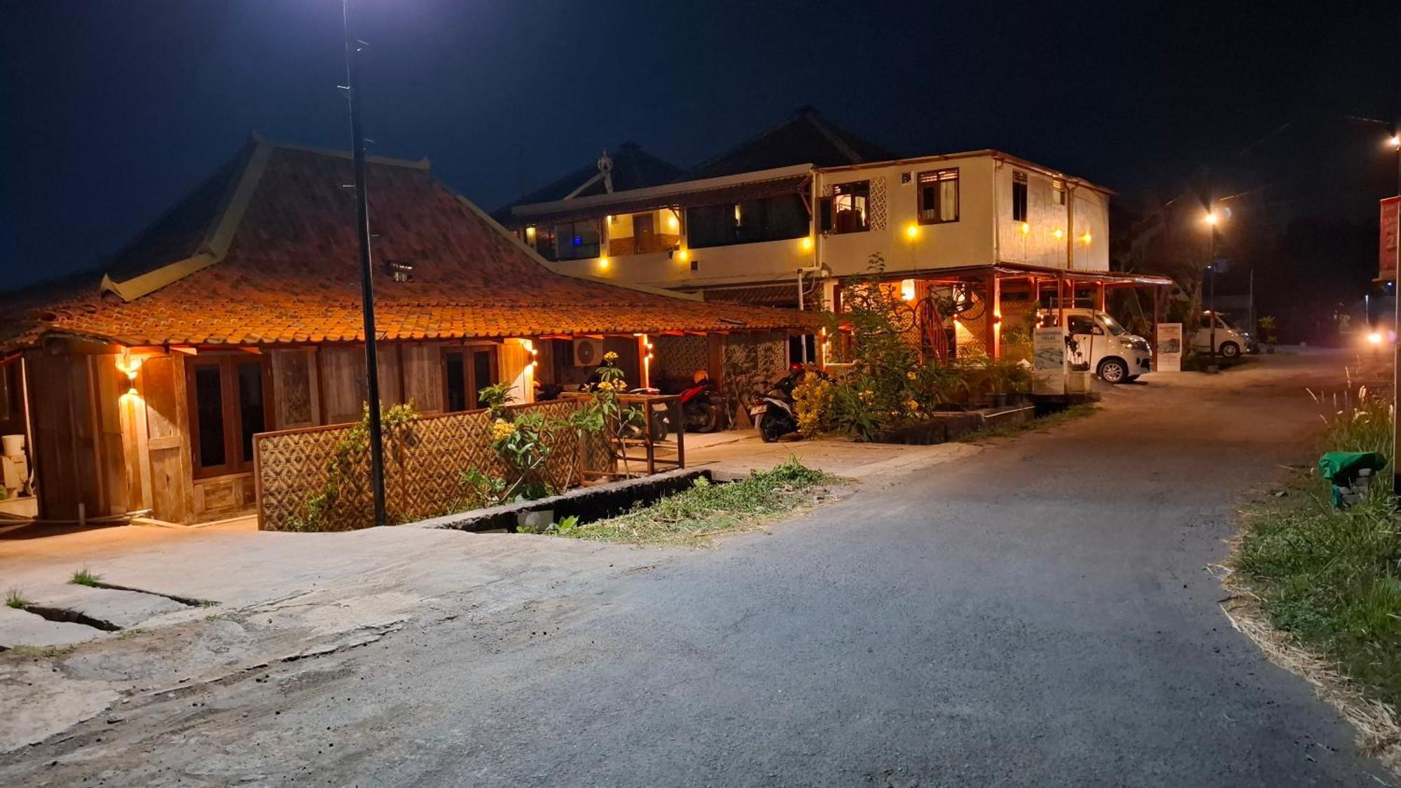 Alamanda Family Villas, Pool & Local Tours Джокьякарта Экстерьер фото