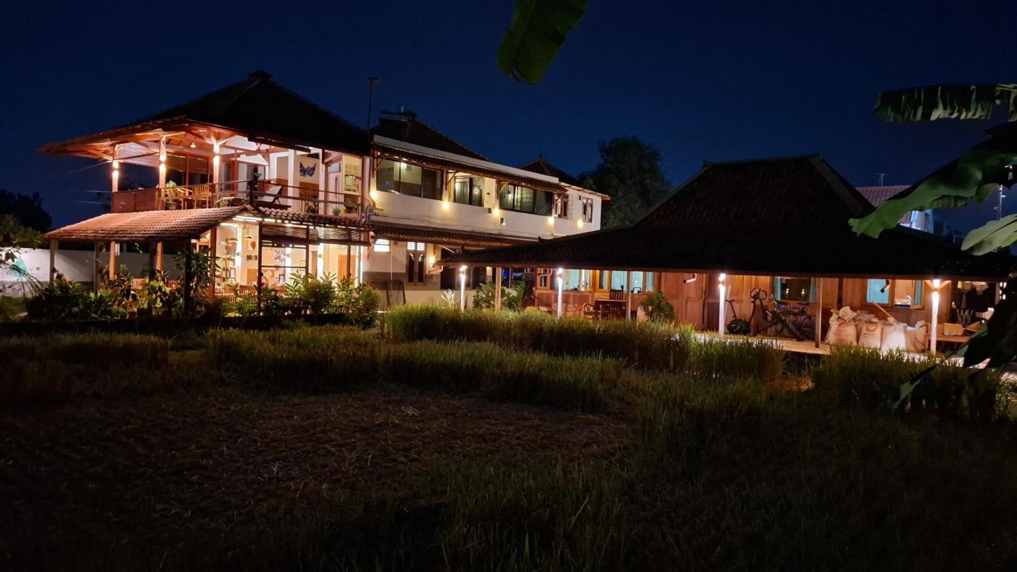 Alamanda Family Villas, Pool & Local Tours Джокьякарта Экстерьер фото