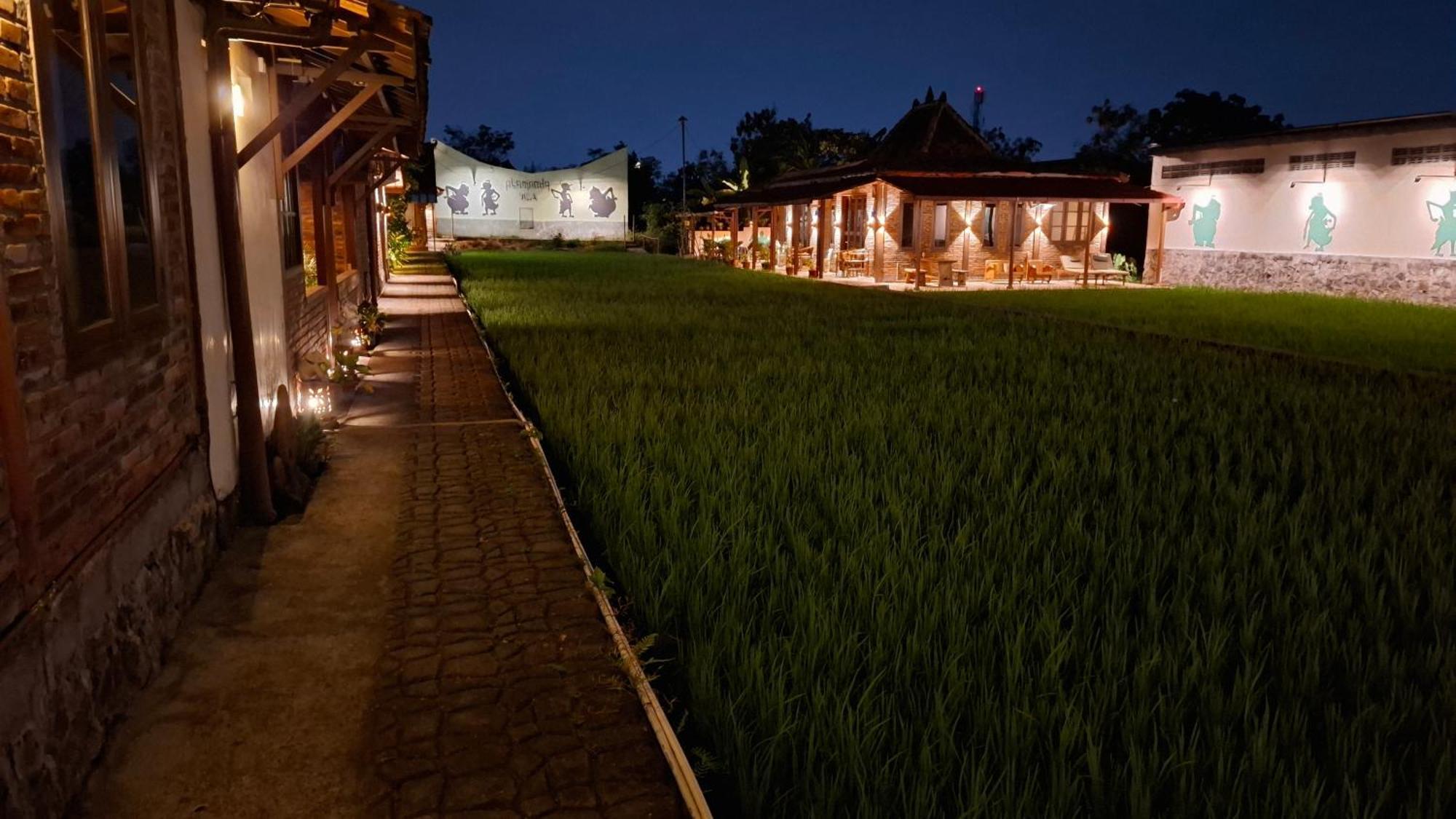 Alamanda Family Villas, Pool & Local Tours Джокьякарта Экстерьер фото