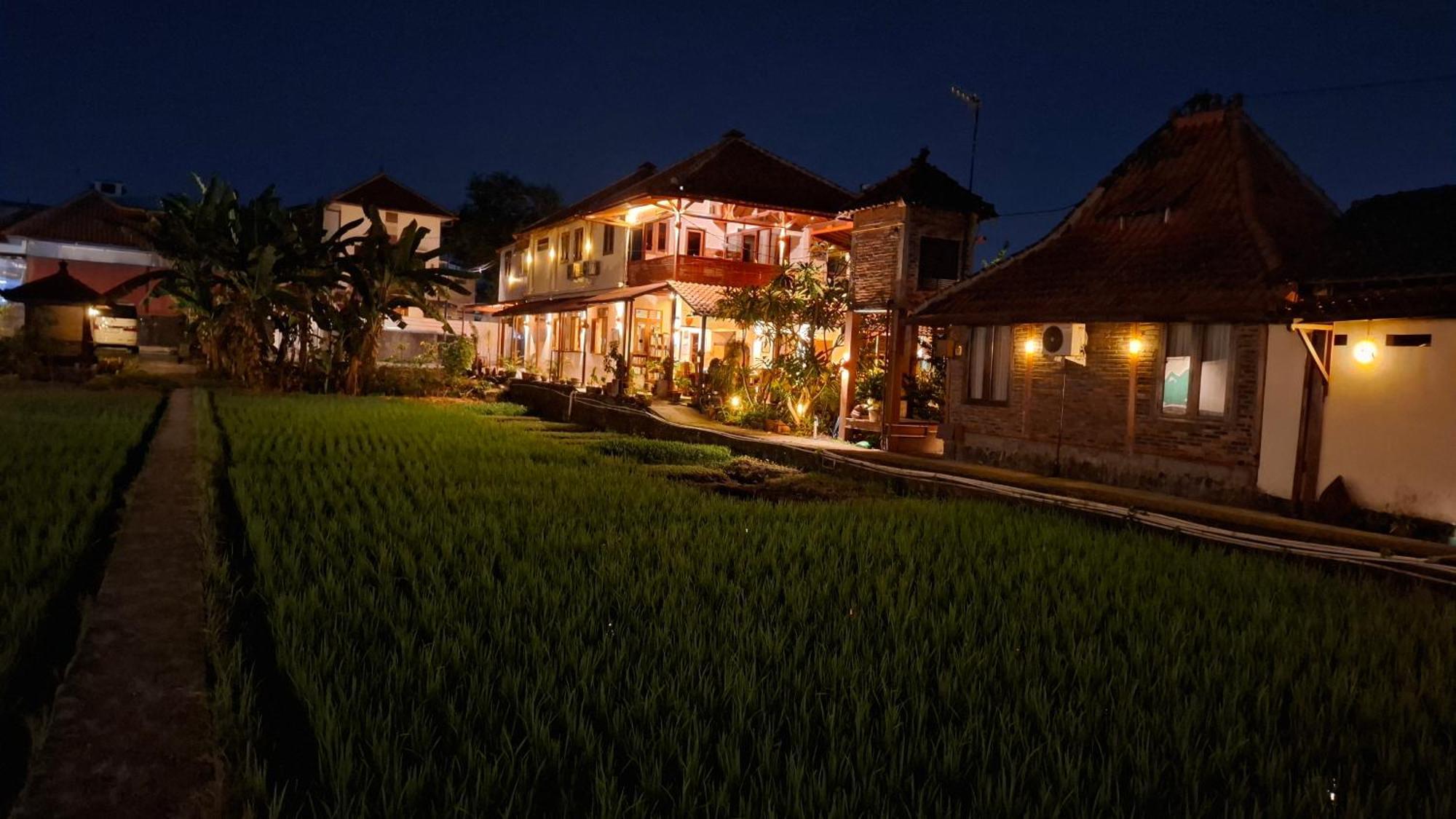 Alamanda Family Villas, Pool & Local Tours Джокьякарта Экстерьер фото